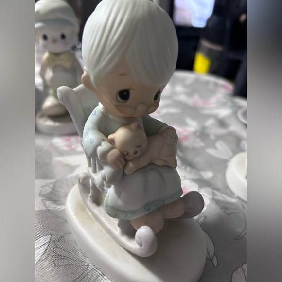 Precious Moments vintage figurine “ The Purr-Fect Grandma” - Picture 7 of 10